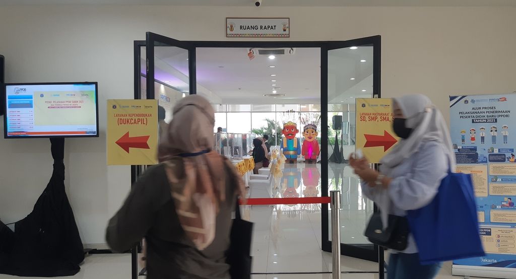 Sejumlah wali murid hendak melaporkan kendala pendaftaran peserta didik baru (PPDB) ke posko layanan PPDB di kantor Dinas Pendidikan DKI Jakarta, Jakarta Pusat, Selasa (8/6/2021).