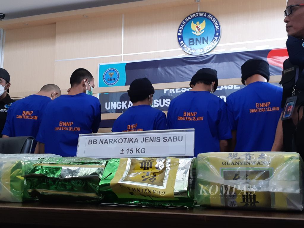 Tersangka sejumlah kasus narkoba yang diungkap Badan Narkotika Nasional Provinsi Sumatera Selatan, Senin (31/1/2022). Satu kasus di antaranya adalah pengungkapan sindikat narkoba internasional yang membawa 15 kilogram sabu melalui jalur Tol Trans-Sumatera.