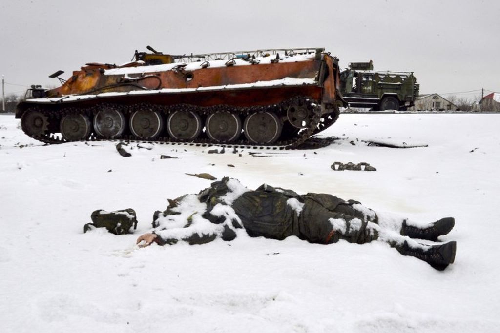 Mayat seorang prajurit Rusia tergeletak di dekat kendaraan militer Rusia yang hancur di pinggir jalan di pinggiran Kharkiv, Ukraina, 26 Februari 2022, setelah invasi Rusia ke Ukraina.