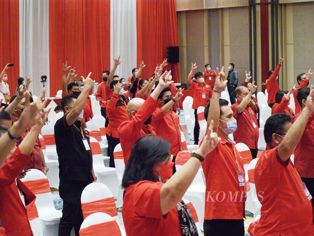 Ratusan kader PDI-P menunjukkan gestur banteng khas partai itu di Manado, Sulawesi Utara, dalam kunjungan Ketua Dewan Pengurus Pusat Bidang Politik dan Keamanan PDI-P Puan Maharani, pada Senin (7/6/2021).