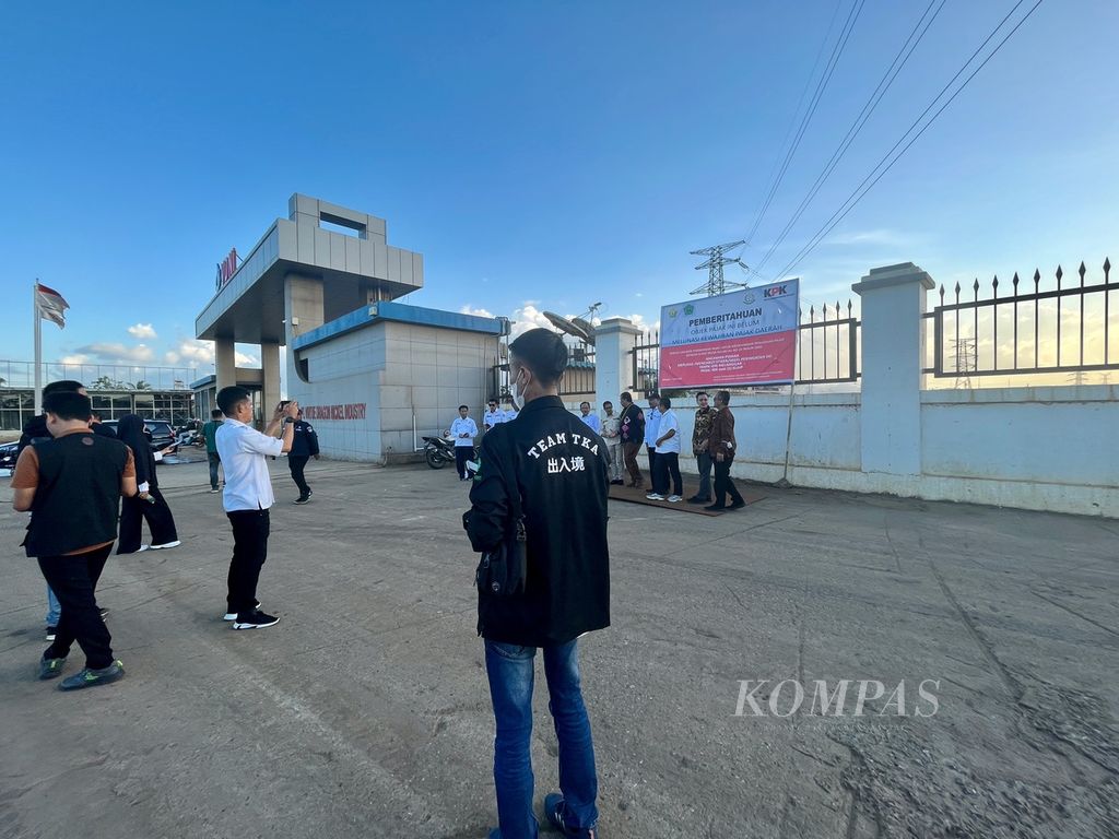 Didampingi tim Korsupgah KPK, Pemkab Konawe dan Pemprov Sultra memasang plang tunggakan pajak di depan Kantor PT Virtue Dragon Nickel Industry (VDNI) di Morosi, Konawe, Sulawesi Tenggara, Rabu (7/6/2023). 