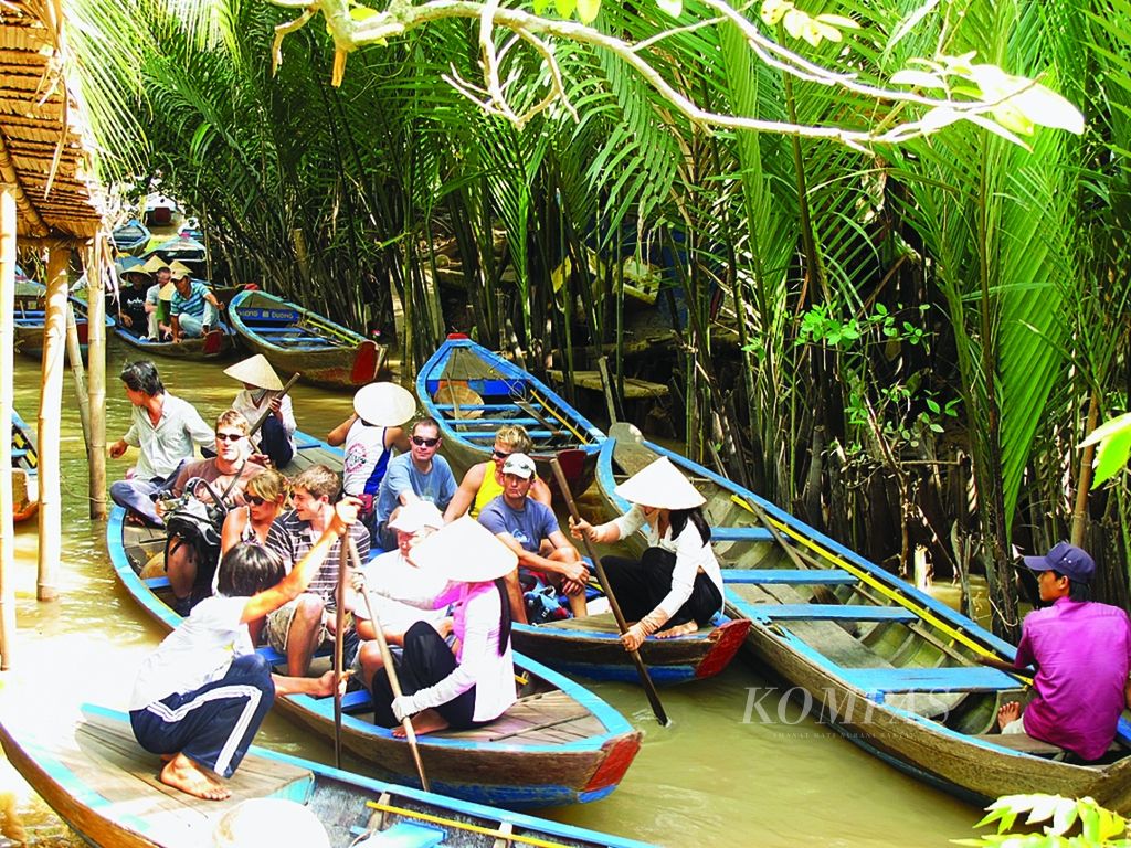 Sejumlah turis sedang menyusuri delta Mekong di Vietnam dengan perahu.