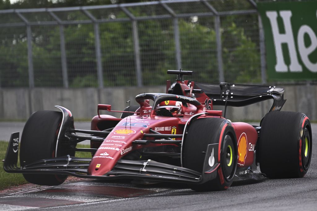 Pebalap Ferrari, Charles Leclerc, memacu mobilnya saat sesi latihan bebas kedua (FP2) Grand Prix Formula 1 di Montreal, Kanada, Jumat (17/6/2022). Leclerc akan start 10 posisi di belakang hasil kualifikasi karena mengganti komponen mobil melebihi kuota.