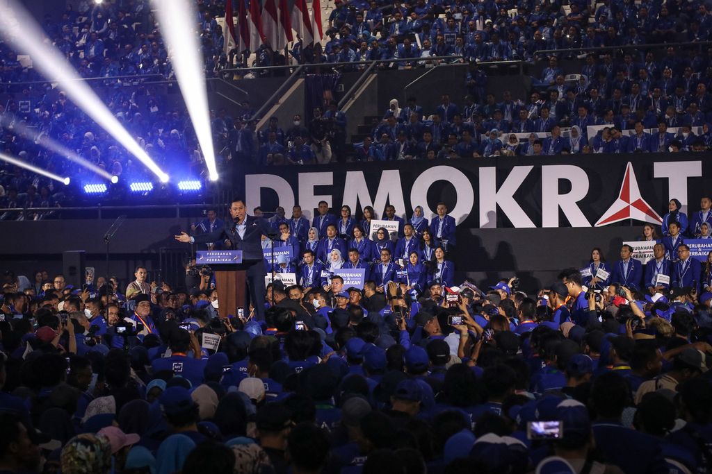 Ketua Umum Partai Demokrat Agus Harimurti Yudhoyono menyampaikan pidato politik di Tennis Indoor Senayan, Jakarta, Selasa (14/3/2023).