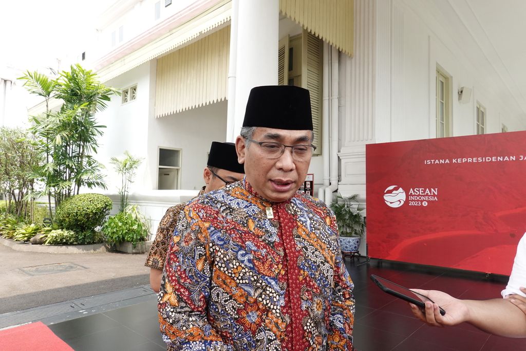Ketua Umum Pengurus Besar Nahdlatul Ulama KH Yahya Cholil Staquf di Kompleks Istana Kepresidenan, Jakarta, Jumat (24/3/2023).