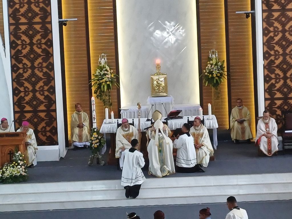 Dubes Vatikan untuk Indonesia Mgr Piero Pioppo menahbiskan Mgr Hironimus Pakaenoni sebagai Uskup Agung Kupang di Gereja Katedral Kristus Raja Kupang, Kota Kupang, Nusa Tenggara Timur, Kamis (9/5/2024). 