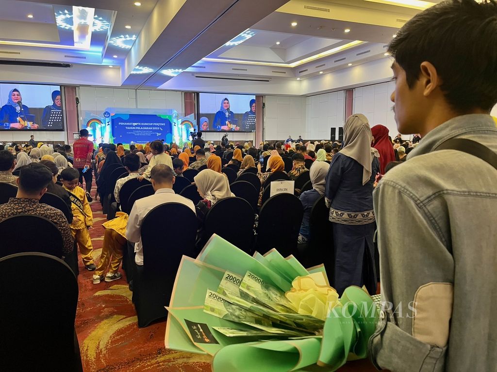 Pedagang menjajakan buket dengan pecahan uang Rp 20.000 di acara "wisuda" TK Kuncup Pertiwi, di Kendari, Sulawesi Tenggara, Senin (19/6/2023). 