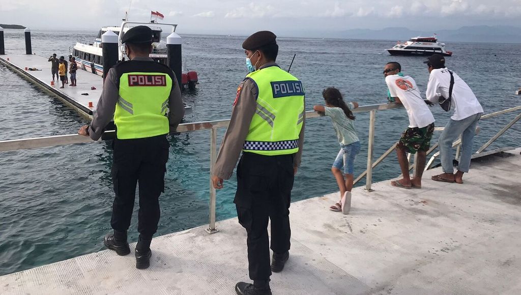 Dokumentasi Humas Polres Klungkung menampilkan polisi berjaga di jembatan penghubung antara dermaga dan ponton di Pelabuhan Penyeberangan Banjar Nyuh, Desa Ped, Kecamatan Nusa Penida, Kabupaten Klungkung, yang ambruk. Kamis (15/12/2022), bagian jembatan penghubung antara dermaga dan ponton di Pelabuhan Penyeberangan Banjar Nyuh ambruk dan mengakibatkan sejumlah calon penumpang kapal cepat tercebur ke laut. 