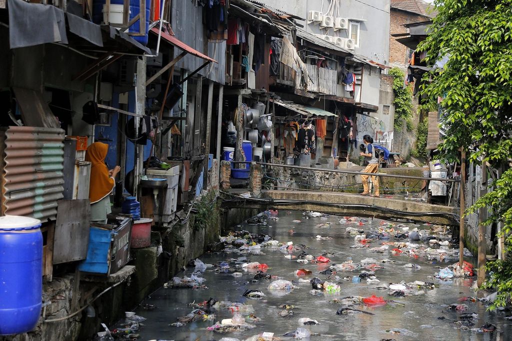 Poverty Rate Decreases, Jakarta is Encouraged to Touch the Root of the  Problem - Kompas.id