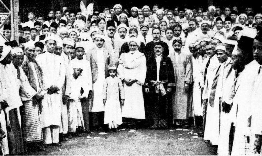 Bupati Batavia, para pejabat, dan Habib Ali Kwitang di Masjid Kwitang, Batavia, tahun 1937 (sumber: Bataviaasch Nieuwsblad, 7/12/1937)