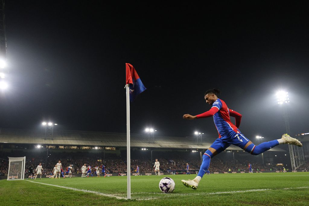 Gelandang Crystal Palace Michael Olise melakukan tendangan sudut saat melawan Manchester United pada laga Liga Inggris di Stadion Selhurst Park, London, Inggris, Selasa (7/5/2024) dini hari WIB. Michael Olise mencetak dua gol saat Palace menang 4-0 pada laga itu.