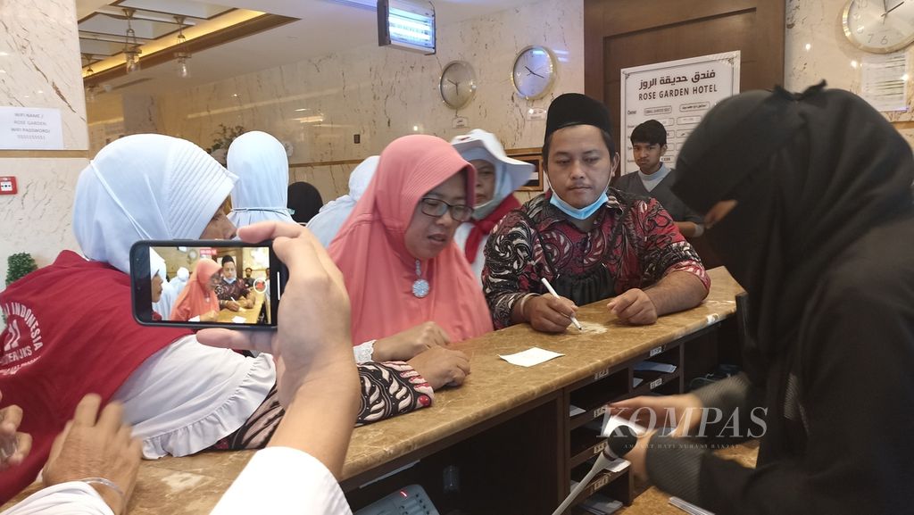 Seorang  perempuan resepsionis hotel sedang membantu jemaah haji Indonesia yang menanyakan kunci kamar di Rose Garden Hotel di kawasan Misfalah, Mekkah, Arab Saudi, Jumat (24/6/2022). Seiring keterbukaan di Arab Saudi, kini makin banyak perempuan bekerja di ruang publik.