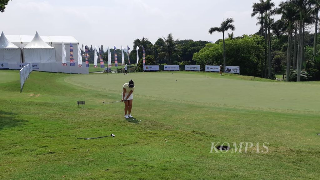 Seorang pegolf putri sedang berlatih di Pondok Indah Golf Course, Jakarta Selatan, sebelum berlomba pada turnamen golf Simone Asia Pacific Cup, Selasa (16/8/2022). Turnamen itu diikuti 37 pegolf profesional dan tujuh pegolf amatir dari 16 negara.
