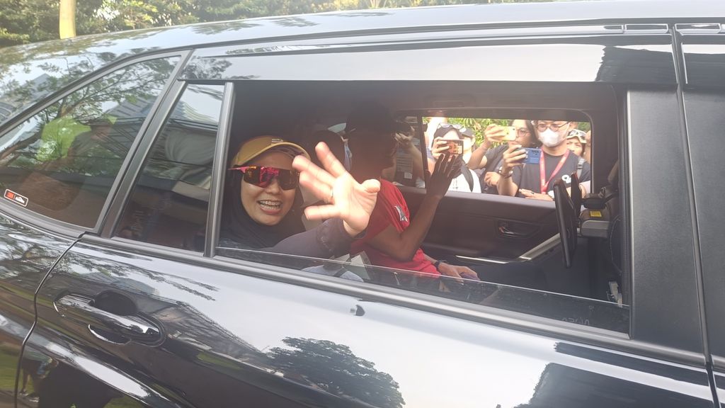 Gubernur Jawa Tengah dan bakal calon presiden dari PDI-P, Ganjar Pranowo, bersama istrinya, Siti Atiqoh Supriyanti, seusai lari pagi di kawasan Gelora Bung Karno, Minggu (30/4/2023).