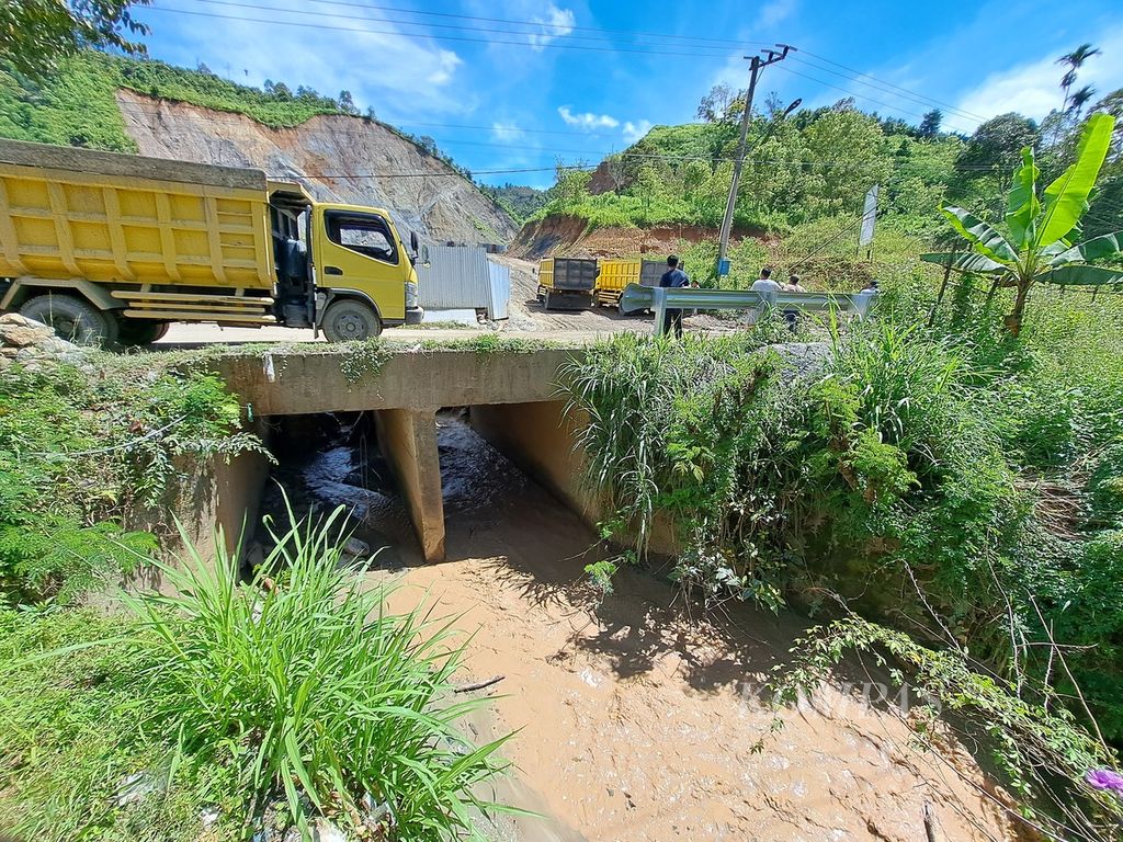 Air yang mengandung lumpur mengalir dari lokasi tambang galian C berizin ke anak sungai Batang Merao di Desa Siulak Deras Mudik, Kecamatan Gunung Kerinci, Kabupaten Kerinci, Jambi, Minggu (21/1/2024). 