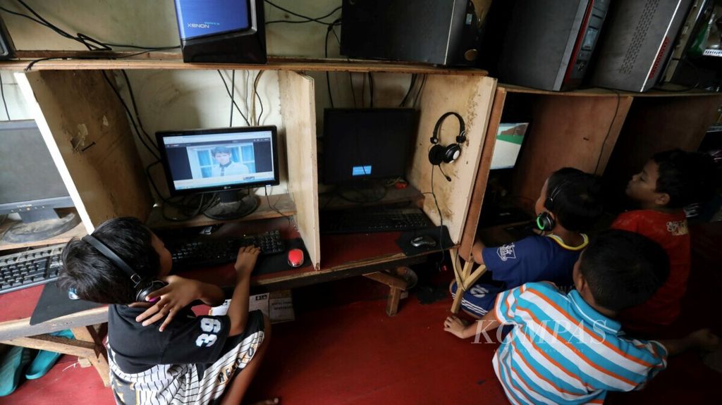 Sejumlah anak berselancar di warnet dengan tarif Rp 3.000 per jam di kawasan Cipinang, Jakarta, Februari 2018. 
