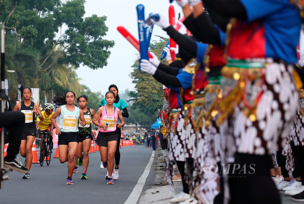 Putaran awal para atlet lari Elite Race kategori putri yang berusaha menjaga ritme kecepatan mereka saat Borobudur Marathon 2022 Powered by Bank Jateng di kawasan Candi Borobudur, Jawa Tengah, Sabtu (12/11/2022). 