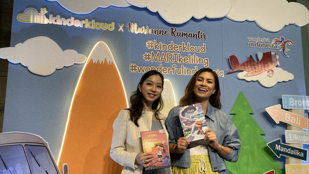 Peluncuran buku cerita anak berjudul <i>Lautan Berbintang</i> atau <i>Starry Starry Night</i> dan <i>Menuju Puncak</i> atau <i>Journey to the Top</i> di Jakarta, Kamis (29/9/2022). Buku ini digarap oleh Kementerian Pariwisata dan Ekonomi Kreatif bersama Kinderkloud, perusahaan rintisan di bidang edukasi anak.