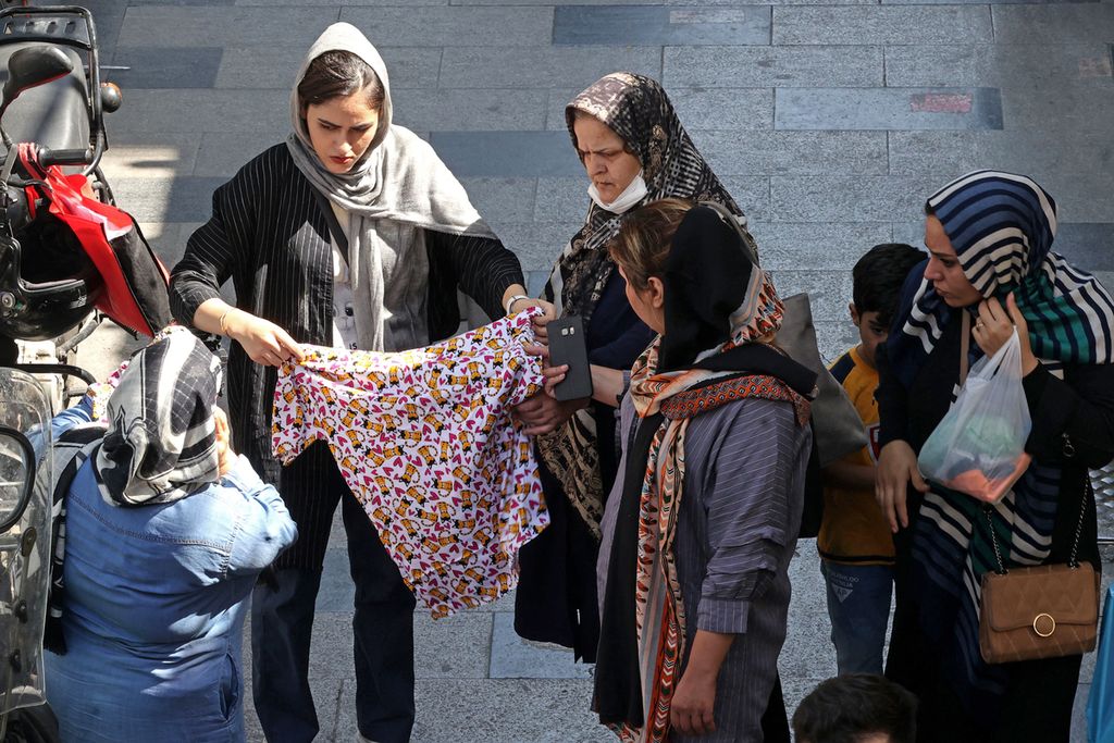 Perempuan Iran berbelanja di Grand Bazaar di ibu kota Iran, Teheran, pada 28 September 2022. Polisi Iran memperingatkan mereka akan menangani aksi protes dengan cara tegas. Puluhan orang tewas sejak demonstrasi meletus 109 hari lalu. 
