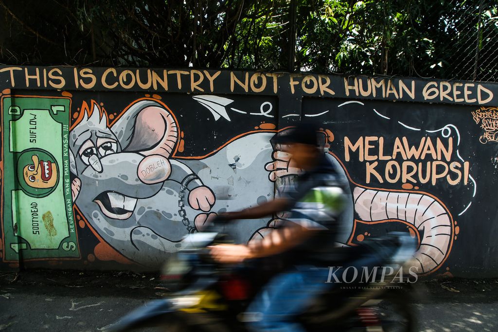 Korupsi yang masih menggurita di Tanah Air menjadi keprihatinan masyarakat yang mengungkapkannya melalui mural seperti di kawasan Kedaung, Tangerang Selatan, Banten, Selasa (2/11/2021). 