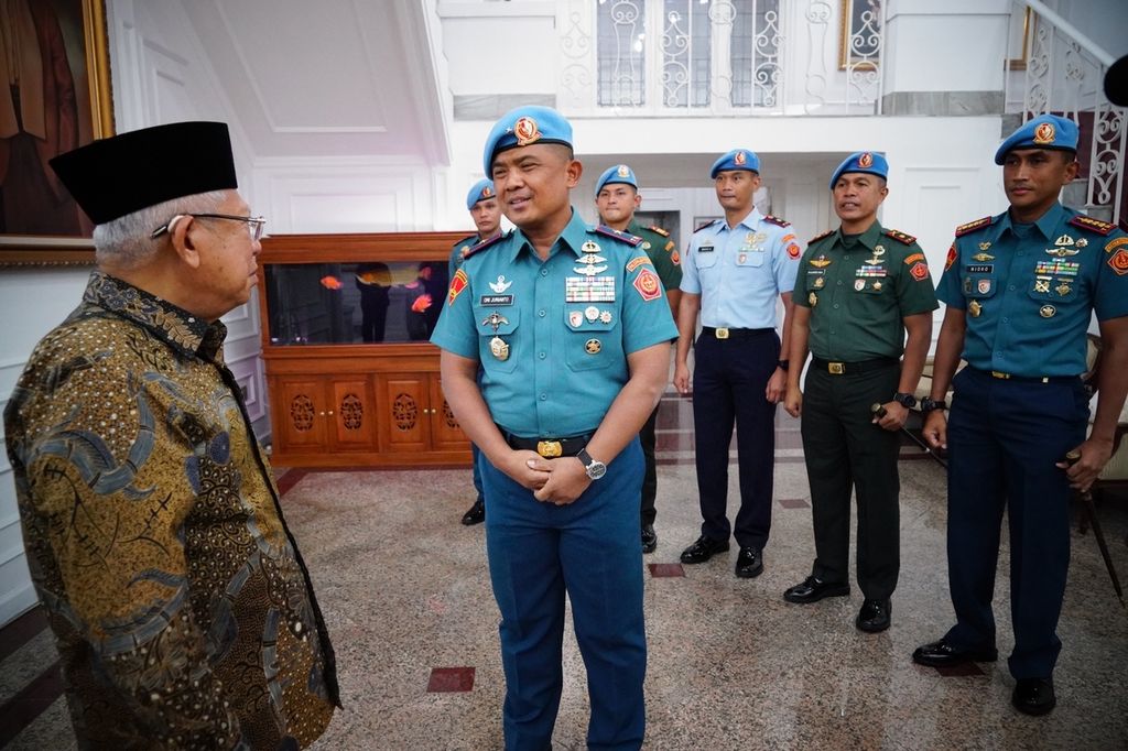 Wakil Presiden Ma'ruf Amin menerima kedatangan Wakil Komandan (Wadan) Paspampres Brigjen Oni Junianto yang didampingi oleh Komandan Grup B Paspampres Kolonel (Mar) Nioko Harumbintoro di kediaman resmi Wapres, Jalan Diponegoro Nomor 2, Jakarta, Selasa (3/1/2023), dalam rangka peringatan Hari Bhakti Paspampres Ke-77.