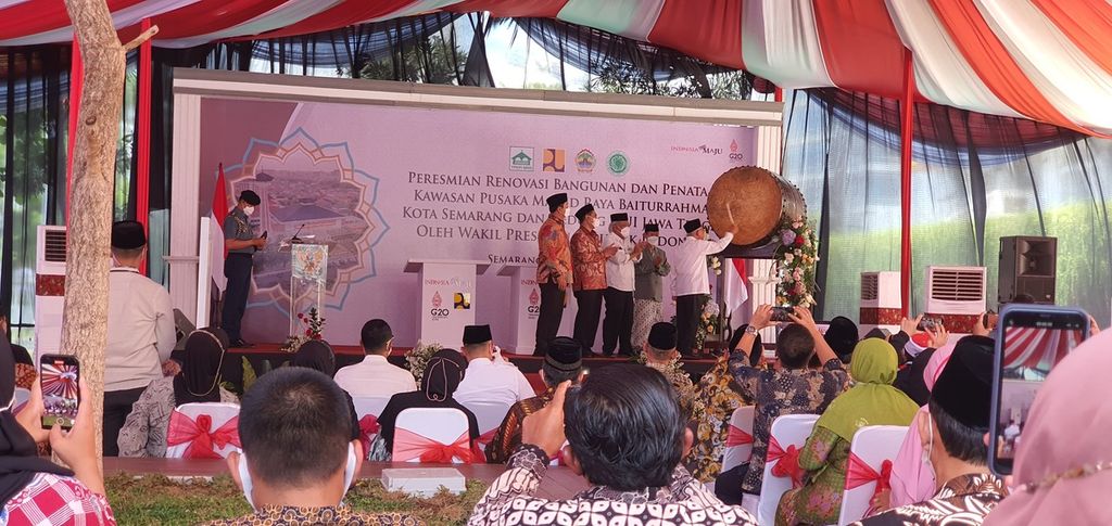 Peresmian renovasi kawasan cagar budaya Masjid Raya Baiturrahman Semarang dan pembangunan kantor Majelis Ulama Indonesia (MUI) Jawa Tengah ditandai dengan pemukulan beduk. Wakil Presiden Ma'ruf Amin meresmikannya di halaman Masjid Baiturrahman, Jumat (23/9/2022).