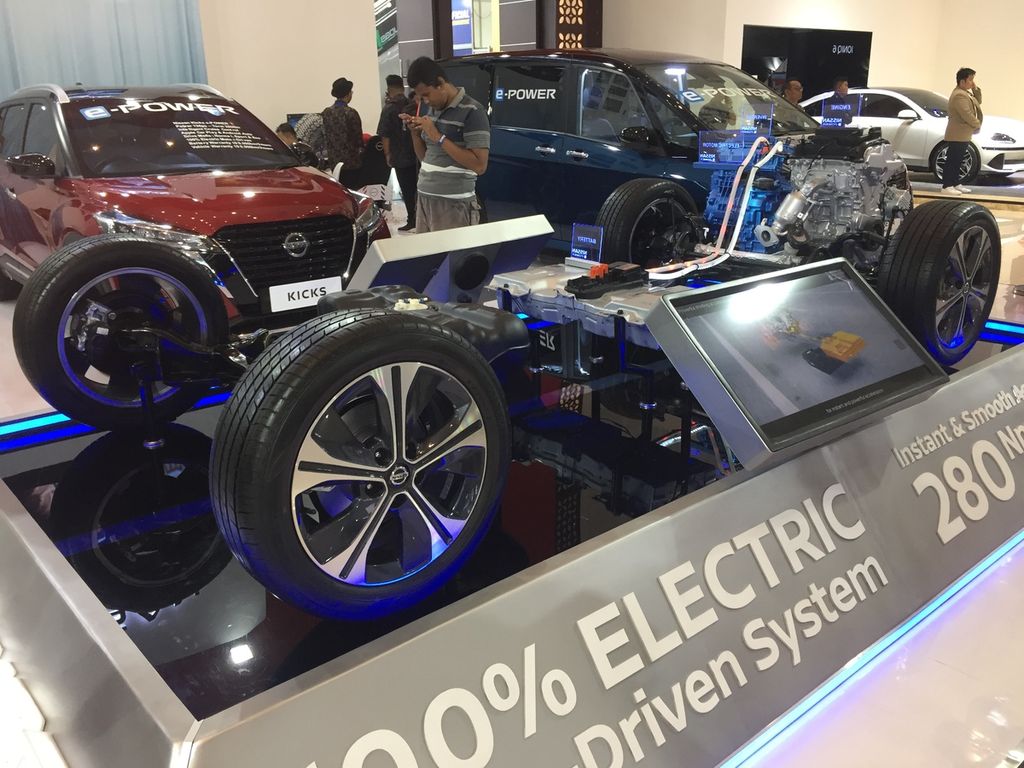Bagian mobil listrik produksi Nissan yang dipamerkan di Gaikindo Indonesia International Auto Show (GIIAS) di Grand City Convention and Exhibiton, Surabaya, Jawa Timur, 20-24 September 2023. 