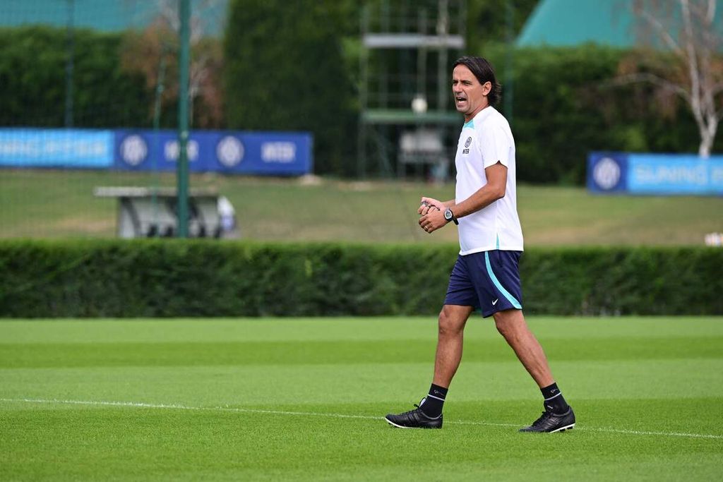 Pelatih Inter Milan Simone Inzaghi memberi instruksi kepada para pemainnya pada sesi latihan di Appiano Gentile, sebelum laga melawan Bayern Muenchen di Milan, Selasa (6/9/2022). 