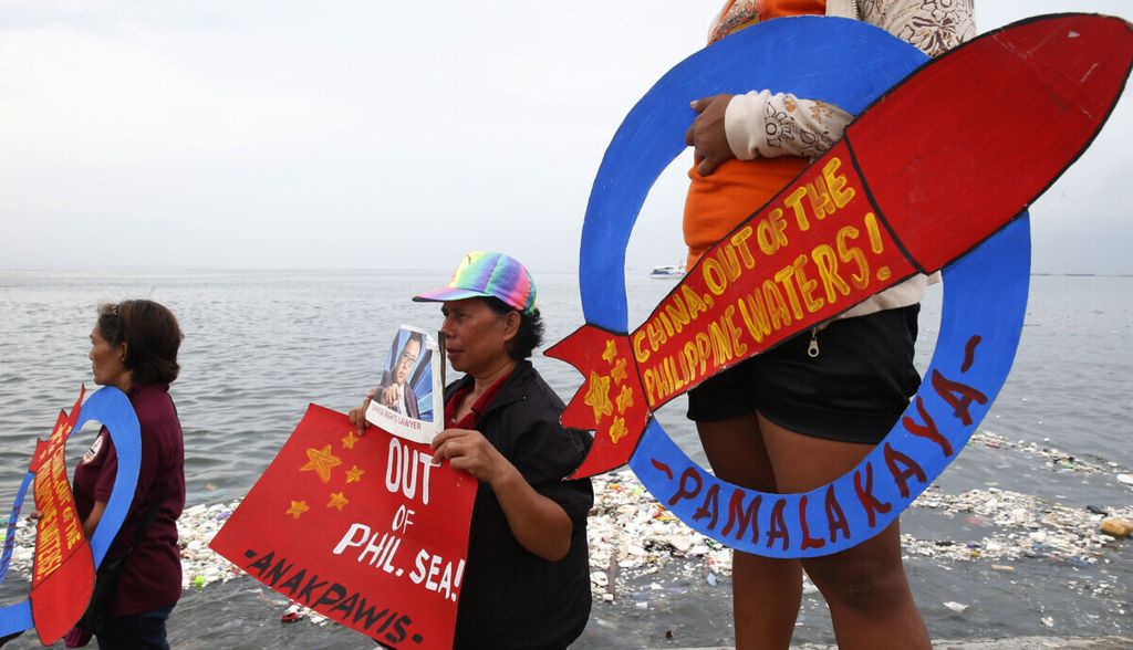 Dalam arsip foto tanggal 14 Juni 2018 ini, para pengunjukrasa memprotes China atas penyitaan ikan yang ditangkap penjaga pantainya oleh nelayan Filipina di dekat Scarborough Shoal yang diperebutkan di Laut China Selatan di dekat baywalk di Manila, Filipina. Pemerintah Filipina mengajukan protes diplomatik setelah pasukan China menyita peralatan memancing yang dipasang warga Filipina di area yang disengketakan.