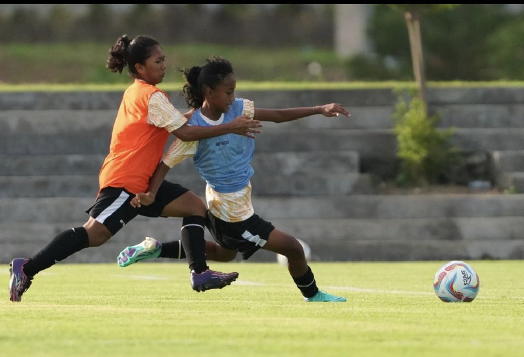 Pemain timnas putri U-17 berlatih dalam pemusatan latihan yang digelar di Bali, 23 April 2024.