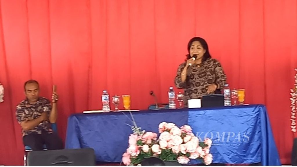 Anita Gah, anggota Komisi X DPR, yang membidangi masalah pendidikan sedang menjawab aspirasi atau keluh kesah para guru honor di Kupang, Sabtu (19/11/2022).