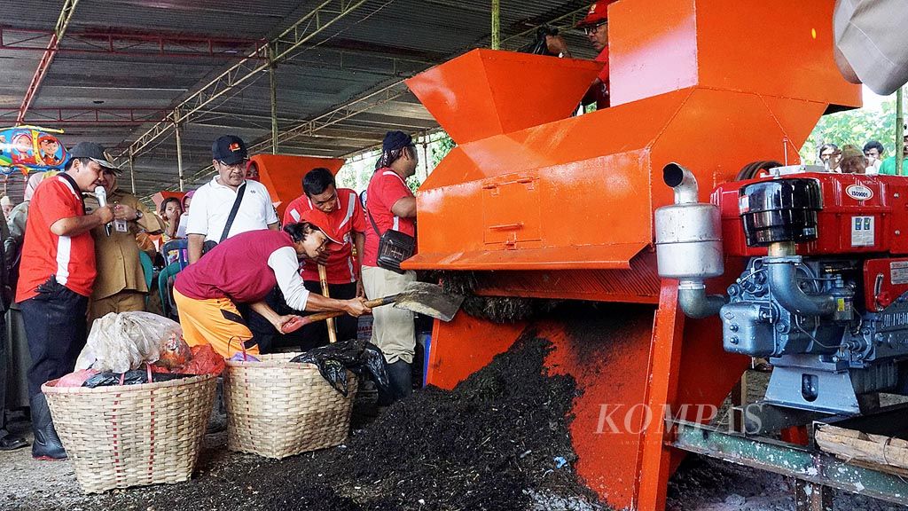 Petugas mengoperasikan alat pemilah sampah di tempat pembuangan akhir sampah Dusun Kalipancur, Desa Bedagas, Kecamatan Pangadegan, Purbalingga. TPA yang mulai dioperasikan Senin (19/3) ini dapat menampung 120 ton sampah per hari dan akan dikembangkan sebagai kawasan wisata edukasi pemrosesan sampah.