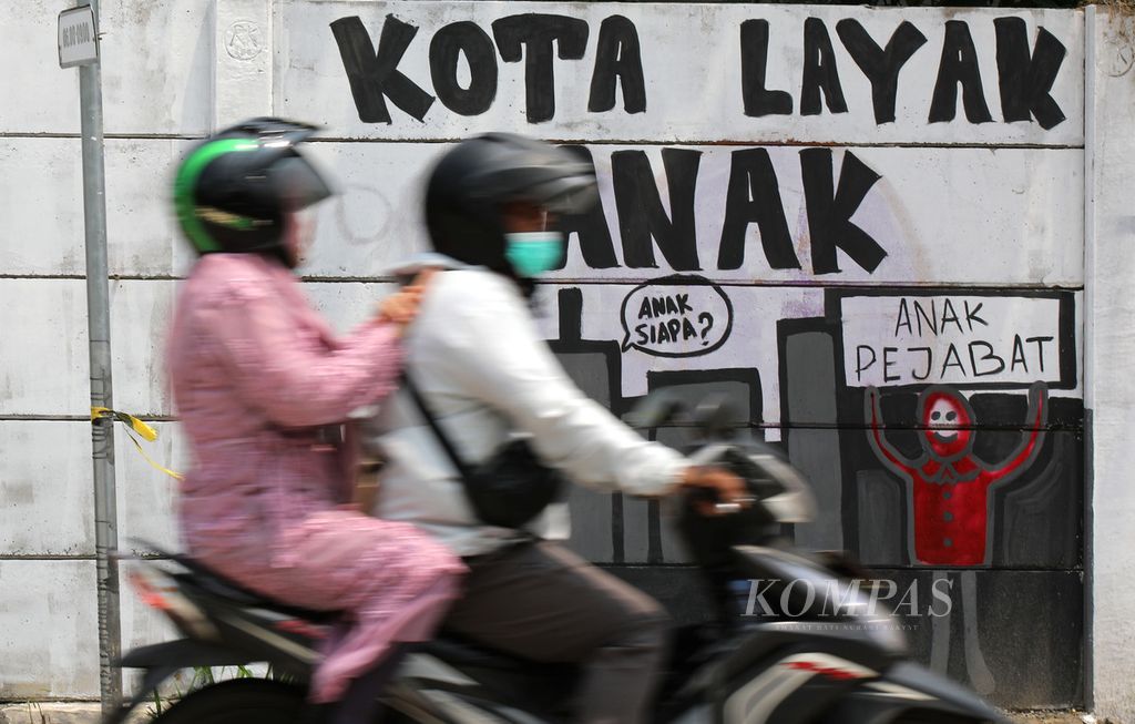 Suara masyarakat yang kritis terhadap sebutan atau predikat sebuah kota ramah anak terlihat dalam mural yang menghiasi tembok di Kecamatan Setu, Kota Tangerang Selatan, Banten, Minggu (27/8/2023). Meski banyak kota menyandang predikat ramah anak, nyatanya banyak kebijakan atau fasilitas yang tidak berpihak kepada anak. 