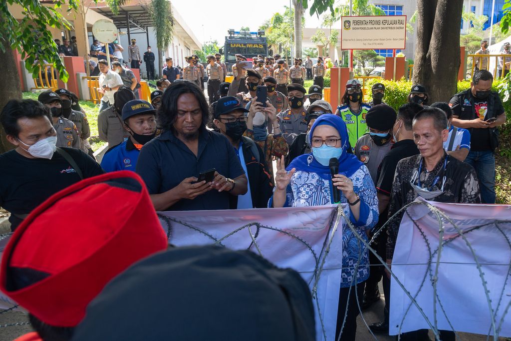 Direktur Jenderal Pembinaan Hubungan Industrial dan Jaminan Sosial Kementerian Ketenagakerjaan Indah Anggoro Putri (memegang mikrofon) menemui ribuan buruh yang menuntut kenaikan upah di Batam, Kepulauan Riau, Kamis (25/11/2021).