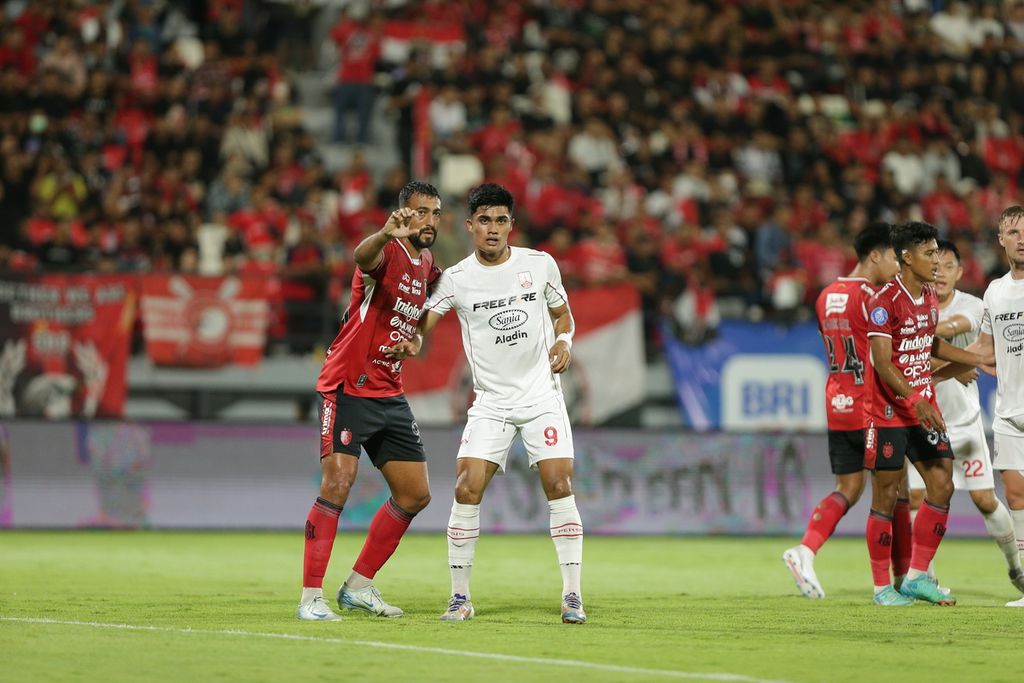 Striker Persis Solo, Ramadhan Sananta (kedua dari kanan), berduel dengan striker Bali United, Everton, dalam laga lanjutan Liga 1 antara Bali United melawan Persis Solo, di Stadion I Wayan Dipta, Gianyar, Bali, Minggu (27/10/2024). Dalam laga itu, Bali United berhasil menang dengan skor akhir 3-0.