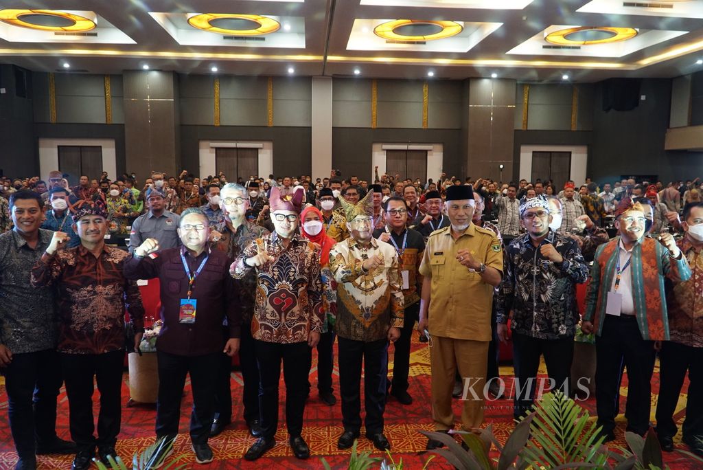 Menteri Dalam Negeri Muhammad Tito Karnavian (tengah) didampingi Gubernur Sumatera Barat Mahyeldi (empat dari kanan), Ketua Dewan Pengurus Apeksi Bima Arya Sugiarto (empat dari kiri), Wali Kota Padang Hendri Septa (tiga kanan), beserta wali kota dan pejabat lainnya berfoto bersama seusai acara penutupan Rakernas Apeksi XV di Kota Padang, Sumatera Barat, Selasa (9/8/2022). Rakernas Apeksi ini digelar pada 7-10 Agustus 2022 dan diikuti oleh 95 dari 98 pemerintah kota di Indonesia.