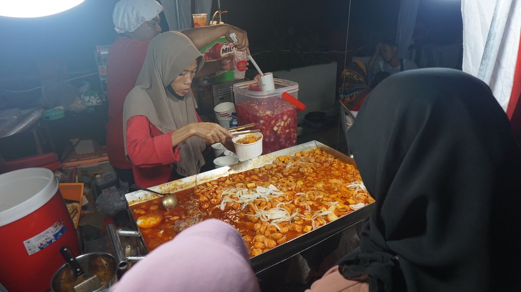Salah satu stan kuliner sego soge yang diminati kalangan pengunjung Festival Ramadhan di Jembatan Suroboyo, Surabaya, Jawa Timur, Sabtu (15/4/2023) malam. Sebanyak 100 gerai makanan dan minuman serta cendera mata UMKM dihadirkan dalam acara yang diselenggarakan Pemkot Surabaya dan Bank Jatim itu.