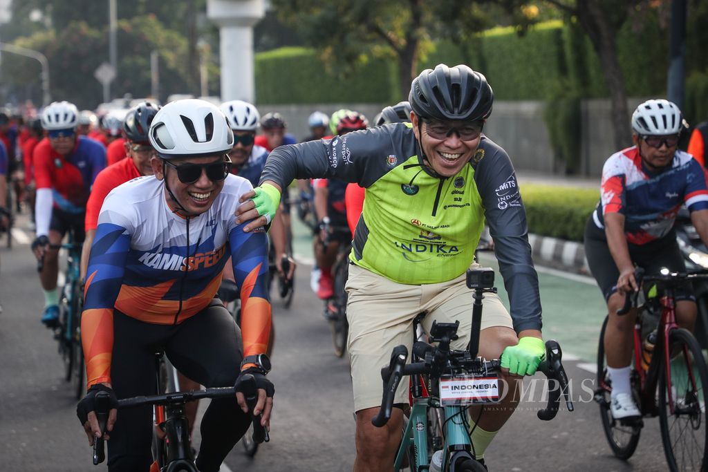 Penggagas Cycling Anywhere to Save the Earth, Royke Lumowa (jersei hijau), bersepeda di Jalan Jenderal Sudirman, Jakarta, Sabtu (8/7/2023). 
