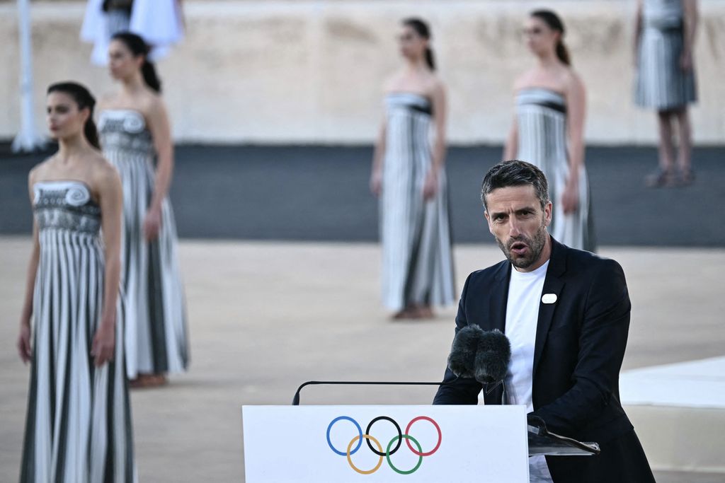 Presiden Komite Penyelenggara Olimpiade dan Paralimpiade Paris 2024 Tony Estanguet (kanan) berbicara pada upacara serah terima api Olimpiade untuk Olimpiade Musim Panas dan Paralimpiade Paris 2024 di Stadion Panathinean di Athena, Yunani, pada 26 April 2024. 