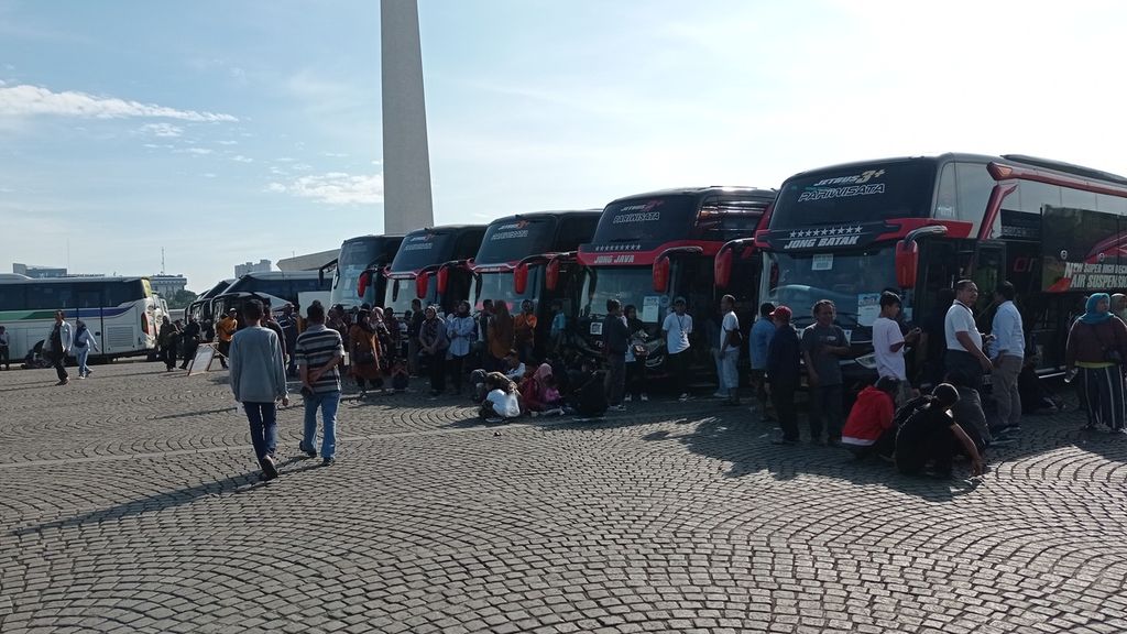 Warga menanti keberangkatan bus mudik gratis di Monumen Nasional, Jakarta Pusat, Senin (17/4/2023). Sebanyak 24.164 pemudik gratis akan meninggalkan Jakarta.