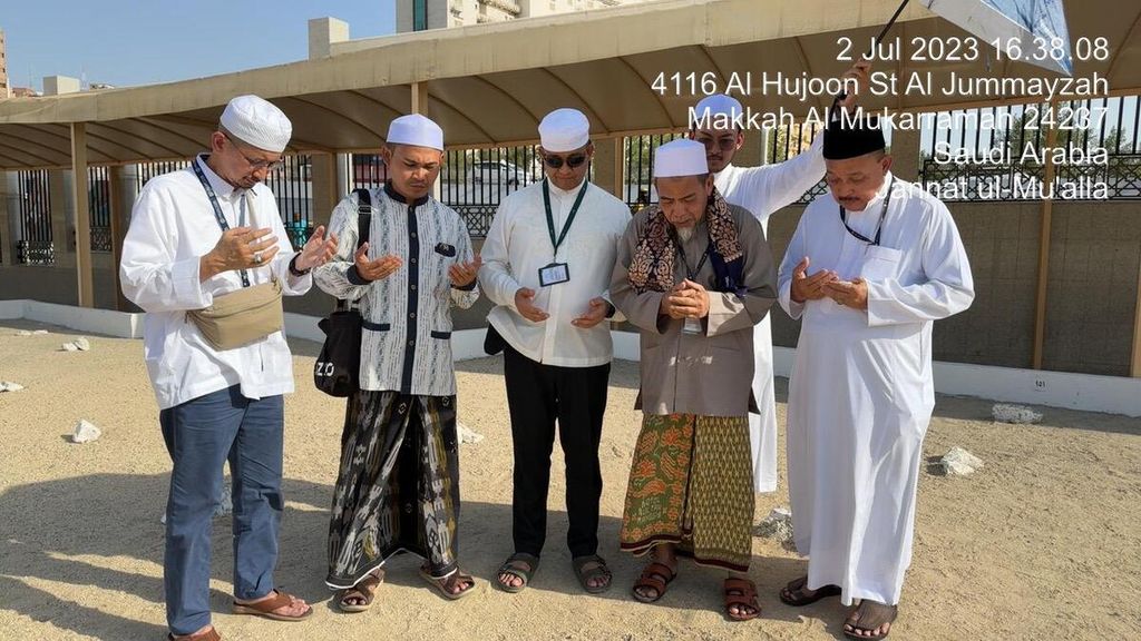 Cawapres dari Koalisi Perubahan untuk Persatuan, Anies Baswedan, berziarah ke Makam Al-Ma’la, Mekkah, Arab Saudi, Minggu (2/7/2023).