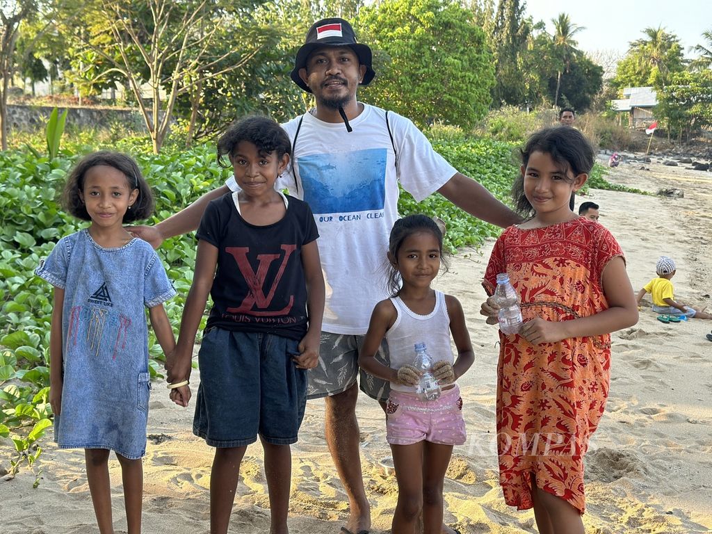 Klemens Eka Hayon bersama anak-anak saat aksi bersih-bersih di salah satu pantai di Larantuka, Flores Timur, Nusa Tenggara Timur, Kamis (1/11/2023) lalu.