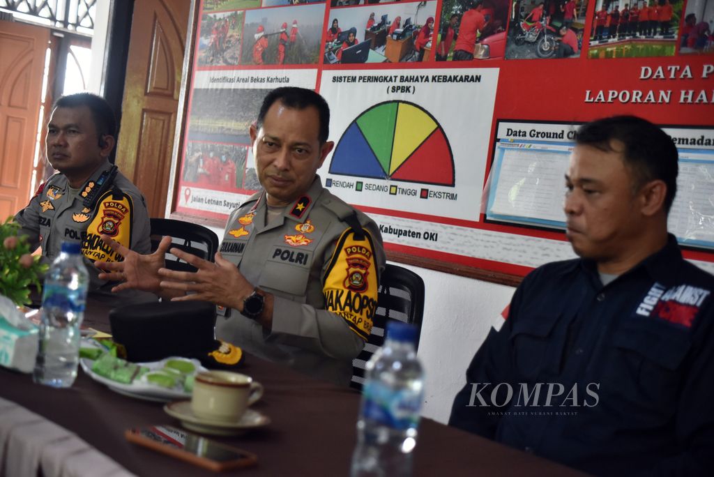 Rombongan Wakil Kepala Kepolisian Daerah Sumsel M Zulkarnain (kiri kedua) berkunjung di Markas Manggala Agni Daops OKI di Kayu Agung, Ogan Komering Ilir, Kamis (2/11/2023), Kamis (2/11/2023). 