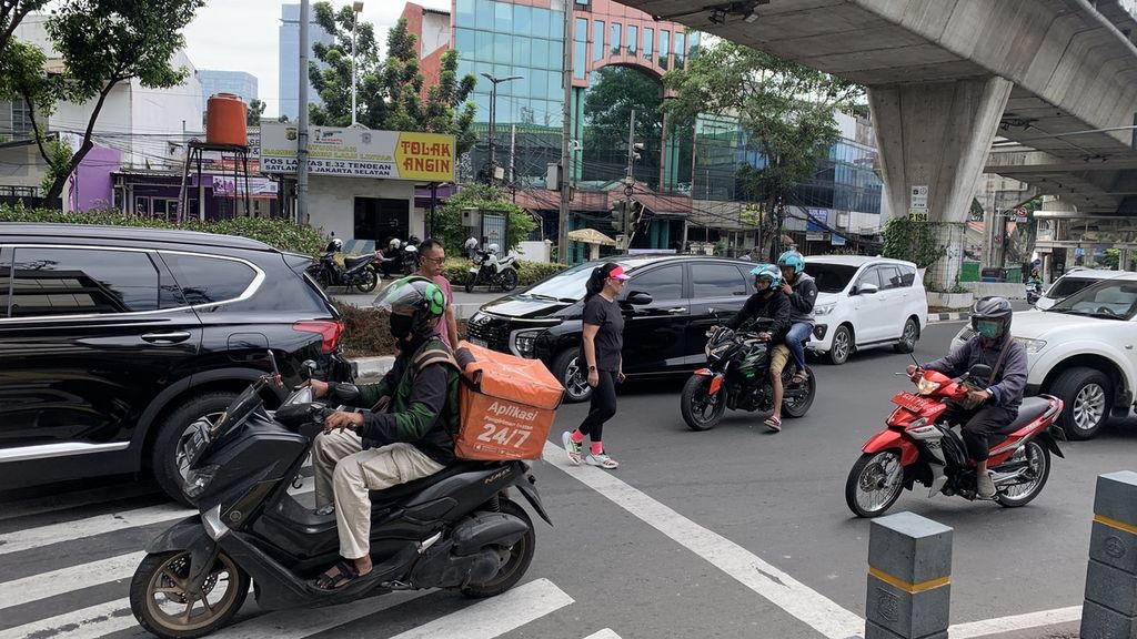 Tangkapan layar jalur pedestrian dan jalur sepeda di simpang Santa, Kebayoran Baru, Jakarta Selatan, sebelum dialihfungsikan menjadi ruas jalan kendaraan bermotor.