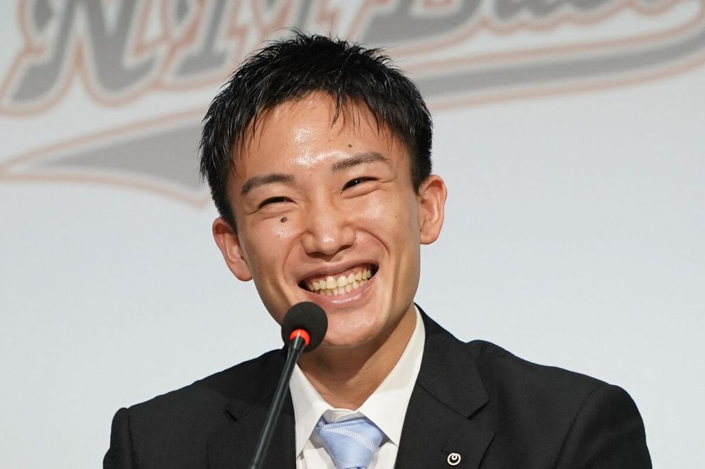 Pebulu tangkis Jepang, Kento Momota (29), dalam konferensi pers di Tokyo, Kamis (18/4/2024). Momota mengumumkan pensiun sebagai atlet bulu tangkis.