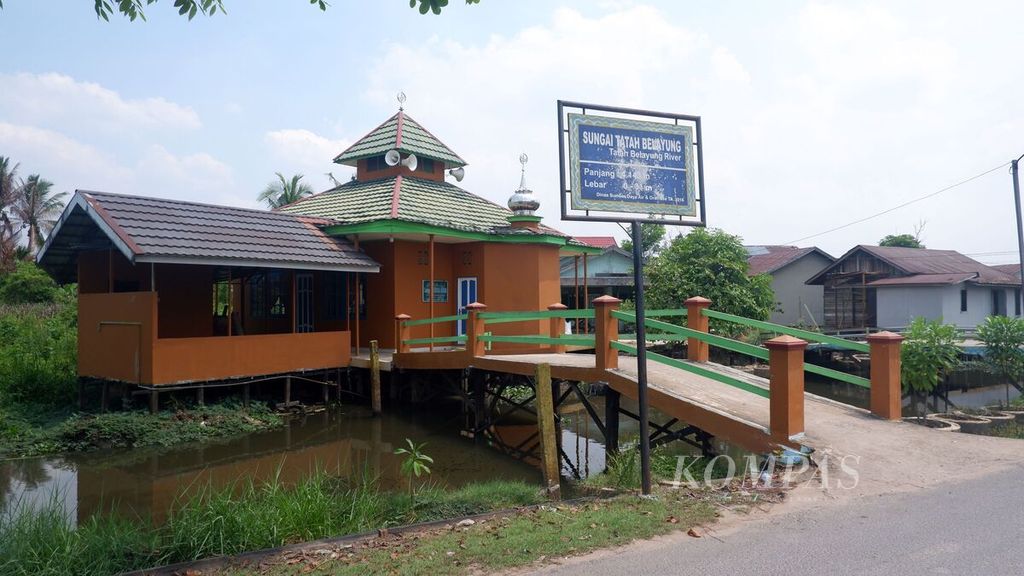 Aliran Tatah Belayung di Kelurahan Pemurus Dalam, Banjarmasin Selatan, Kota Banjarmasin, Kalimantan Selatan, Rabu (11/10/2023). 