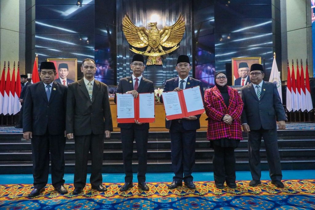 Penjabat Gubernur DKI Jakarta Heru Budi Hartono (ketiga dari kiri) dan Ketua DPRD DKI Jakarta Prasetyo Edi Marsudi (ketiga dari kanan) menunjukkan pakta integritas pengesahan rancangan perubahan APBD 2023 dan rancangan APBD 2024, Jumat (4/8/2023).