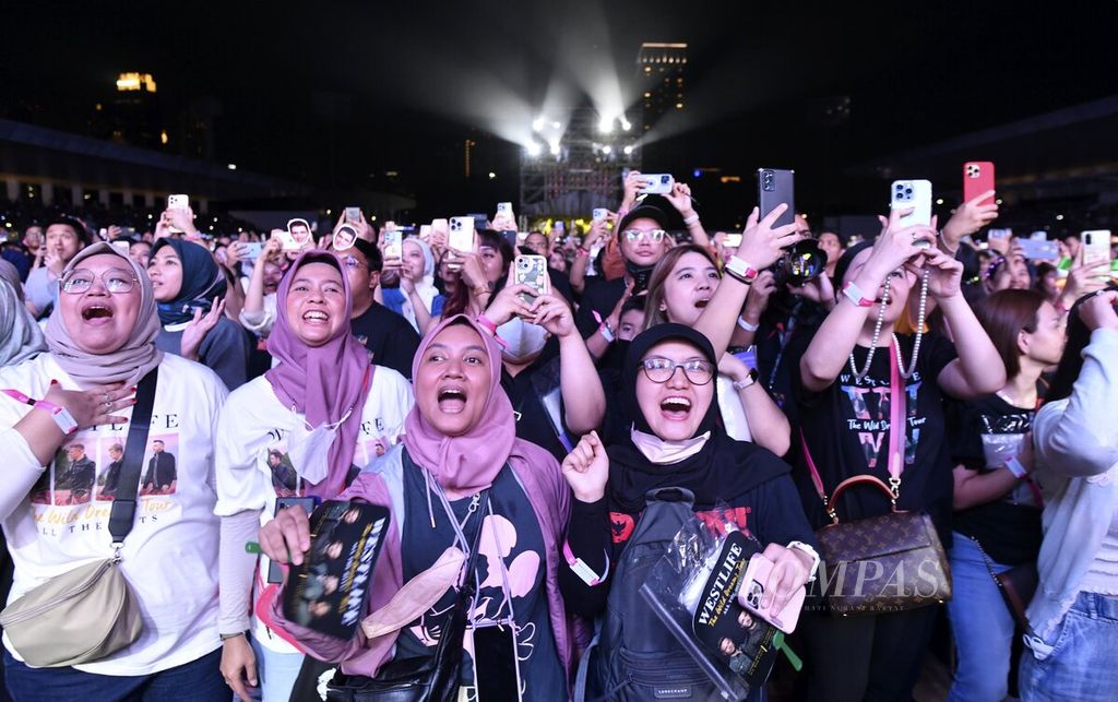 Histeria penonton konser West Life di Jakarta, Februari 2023. 