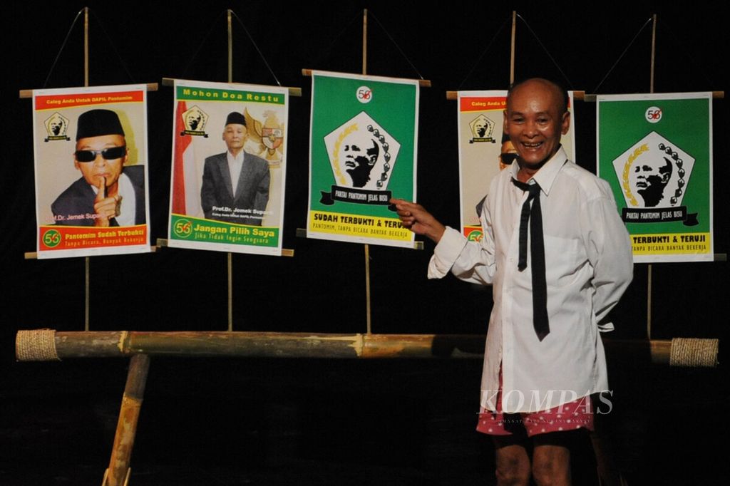 Jemek Supardi mencoba mengangkat persoalan seputar fenomena Pemilu 2009 melalui pantomim yang ia pentaskan dengan tajuk Calegbrutussaurus di Gedung Sosieted Taman Budaya Yogyakarta, Rabu (18/3/2009). 