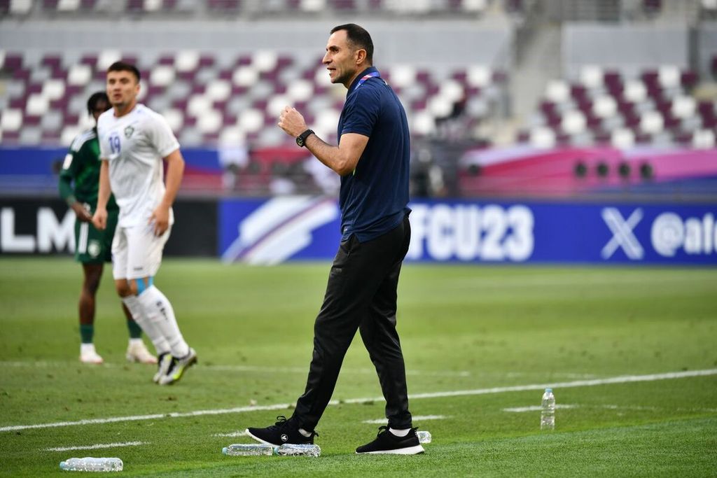 Pelatih Uzbekistan U-23 Timur Kapadze memberi instruksi kepada pemainnya pada laga perempat final Piala Asia U-23 2024 melawan Arab Saudi, Jumat (26/4/2024), di Stadion Internasional Khalifa, Qatar.